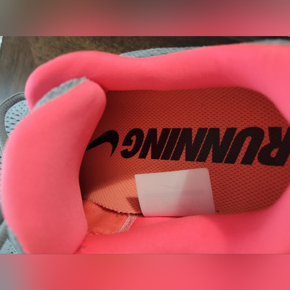 Nike Zoom Vomero 12 Women's Athletic Shoes in Gray and Pink. Like New! - Picture 5 of 7